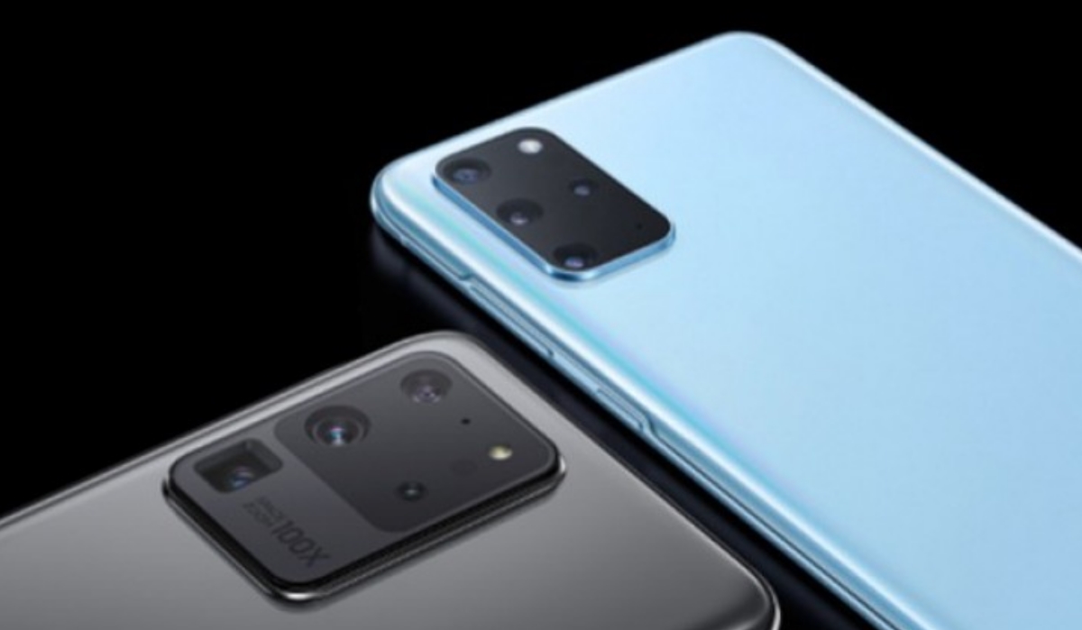 Dois smartphones modernos, um preto e um azul claro, mostrando as câmaras traseiras.