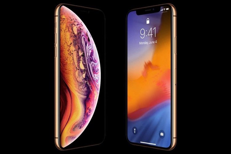 Conheça os novos iPhones: iPhone XS, XS Max e XR Dois smartphones dourados, um de lado com padrão colorido na traseira, outro à frente mostrando ecrã ligado.