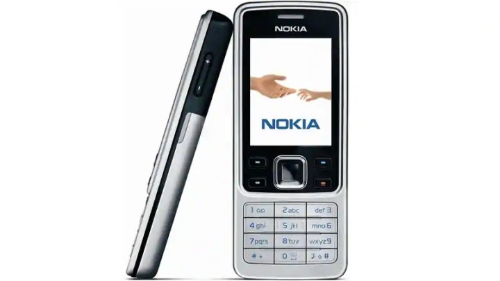 Telefone móvel Nokia preto e branco com teclado e ecrã colorido