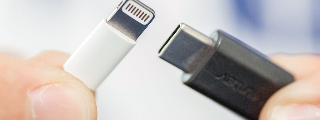 Cabos de carregamento com conectores Lightning e USB-C em destaque