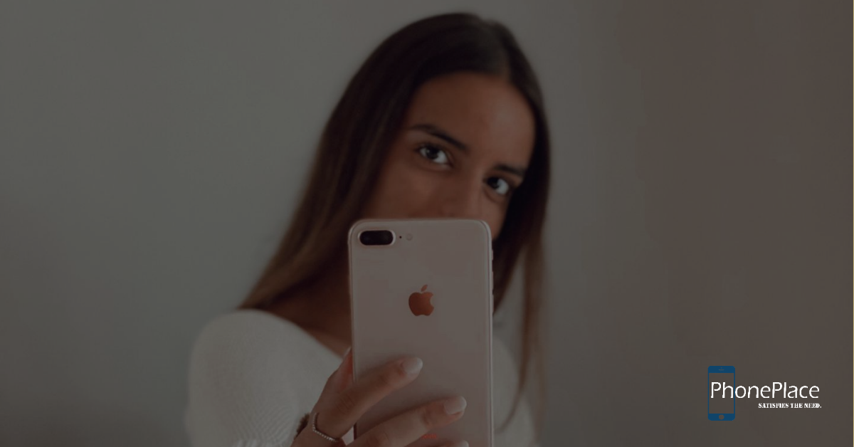 Mulher a segurar iPhone dourado rosado com câmara dupla