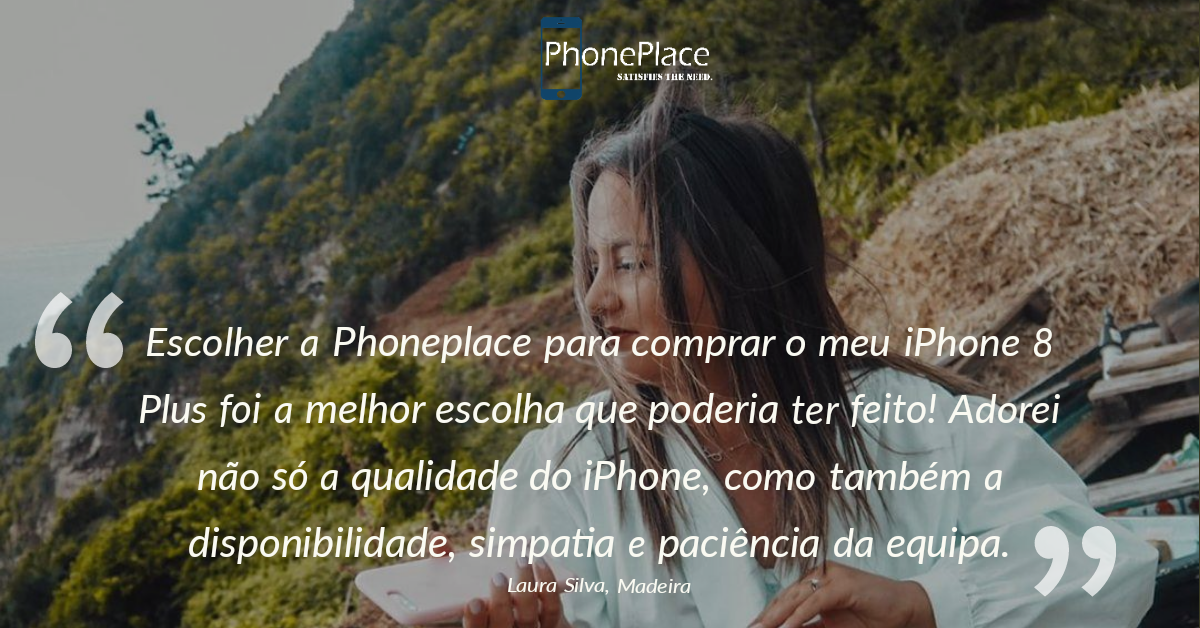 Pessoa em cenário natural com texto de depoimento sobre a Phoneplace