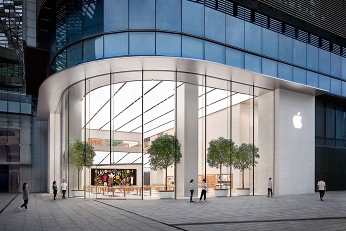 fachada de loja Apple com vidro e árvores internas