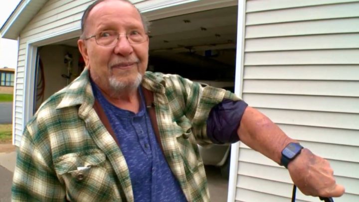 Homem com camisa de flanela verde e bege e relógio digital preto no pulso esquerdo