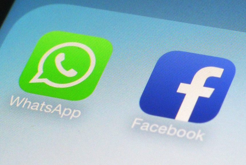 Ícones dos aplicativos WhatsApp e Facebook num ecrã digital