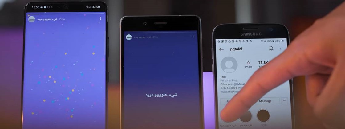 Três telemóveis Samsung com ecrãs roxos e texto, um dedo aponta para o ecrã do telemóvel à direita