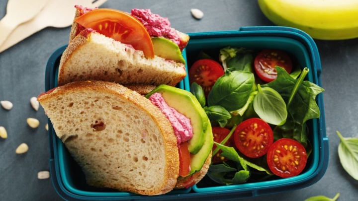 Vegan – Quer mudar a forma como se alimenta? Estas apps vão ajudá-lo Marmita azul com sanduíches e salada de tomate e folhas verdes