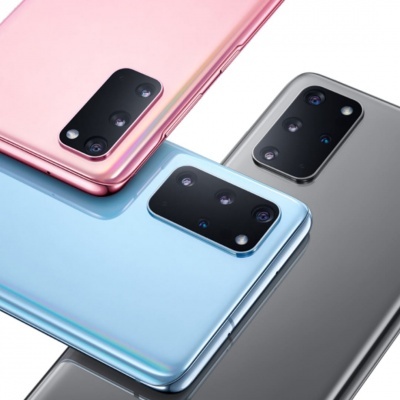 Três smartphones modernos com traseiras rosa, azul e cinza e câmara tripla