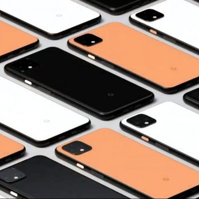 Smartphones pretos, brancos e cor salmão com câmaras quadradas e logótipo G