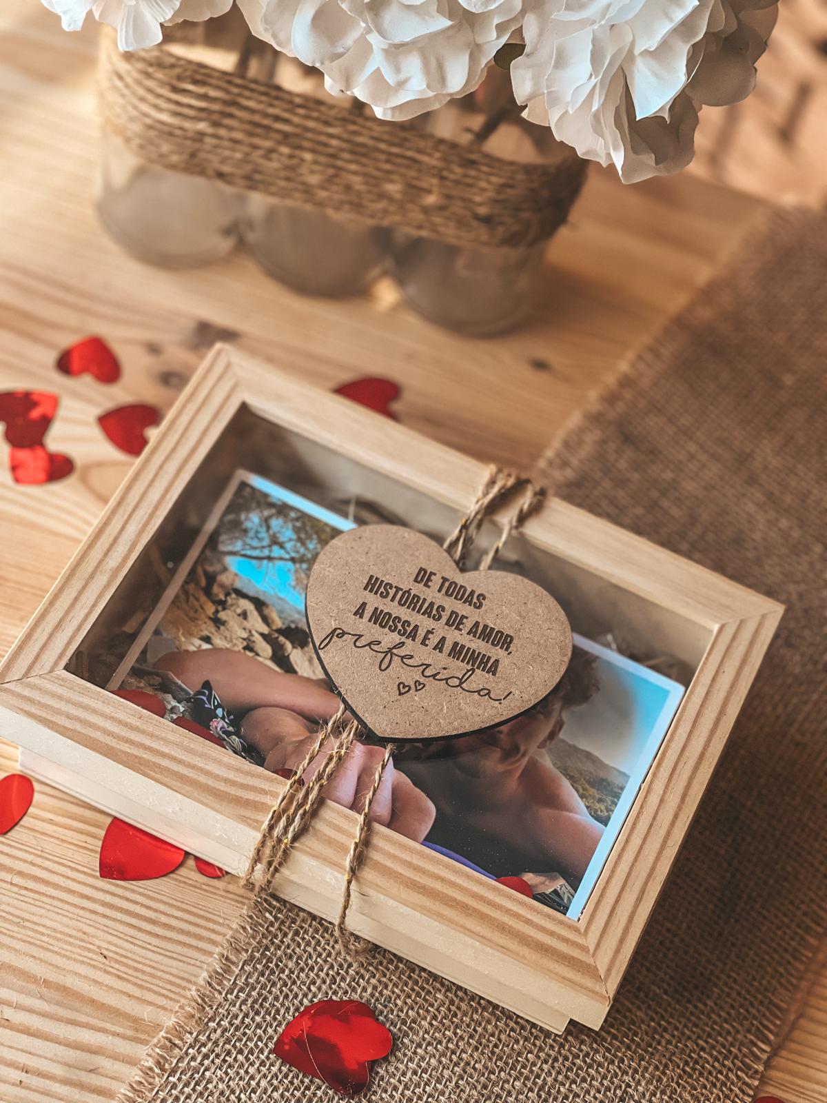 Caixinha com fotos e iman. Moldura de madeira com fotografia e tag de coração com mensagem de amor