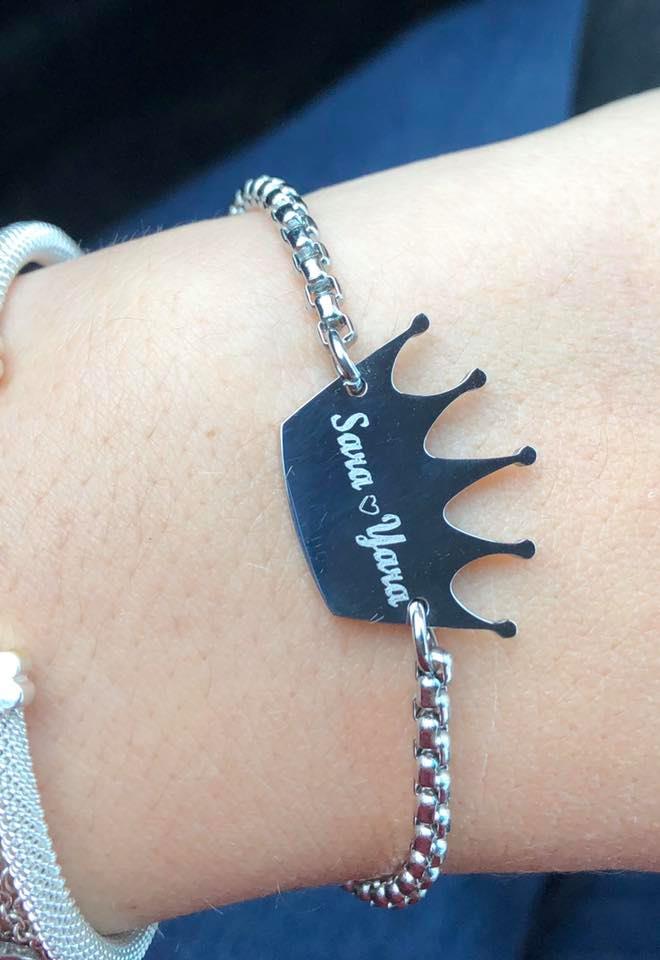 pulseira coroa Pulseira prateada com pendente em forma de coroa e texto gravado no pulso