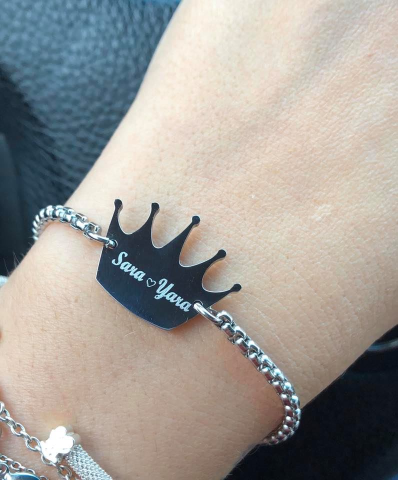 pulseira coroa Pulseira prateada com pendente de coroa preta gravado com 'Sara ♡ Yara' no pulso