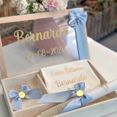 Caixa de batismo com vela, saco de tecido personalizado e espelho decorativo com laço azul