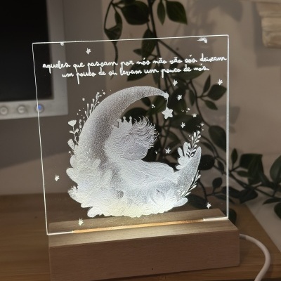 Placa de acrílico iluminada com desenho de bebé e lua e texto em português