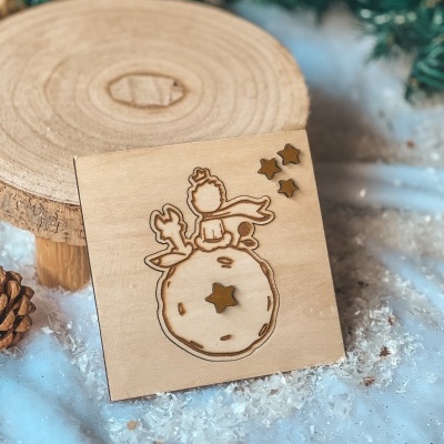 Painel de madeira com embalagem de presente com design natalício de boneco de neve e estrelas em neve artificial