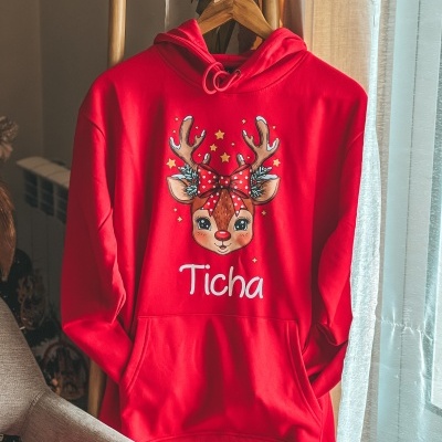 Sweatshirt vermelha com ilustração de veado e texto Ticha