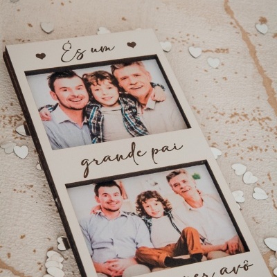 Moldura de madeira branca com fotos de família e texto em castanho