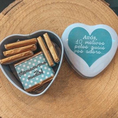 Caixa de chocolates em forma de coração com mensagem em português e embalagem azul e branca