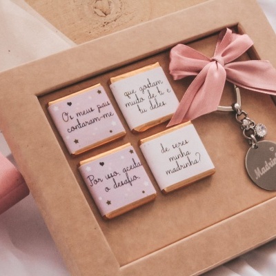 Conjunto de chocolates com mensagens e chaveiro em caixa castanha com fita rosa
