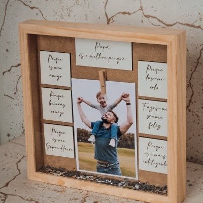 Moldura em madeira clara com fotografia e notas manuscritas em português