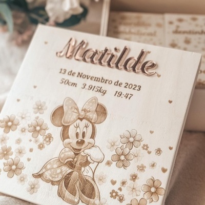 Caixa em madeira com gravação de Minnie Mouse e texto personalizado