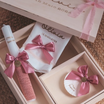 Conjunto em caixa de madeira com vela, sacos brancos e laços rosa, com nome Olívia e data 12 Maio 2024