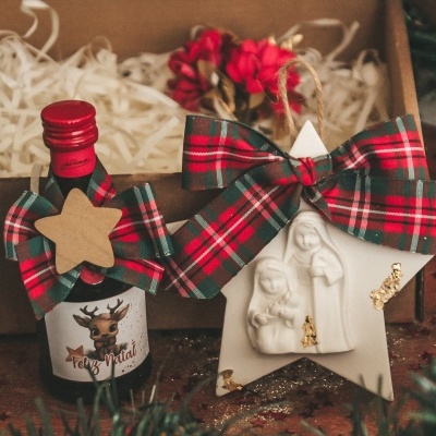 Conjunto de garrafa decorada e estrela branca com laço e Sagrada Família, em caixa com palha e decoração natalícia