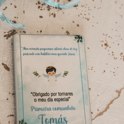 Caixa de lembrança de primeira comunhão com ilustração de anjo e texto em português