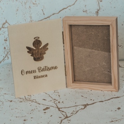 Moldura de madeira clara com gravação O meu Batismo Bianca e anjo recortado