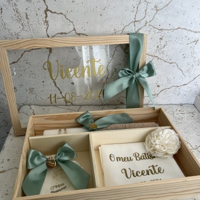 Caixa de madeira com tampa de vidro personalizada e acessórios para batizado com laços verdes