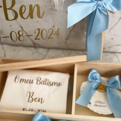 Conjunto para batismo com toalha, vela decorada, saco e placa de acrílico com fita azul