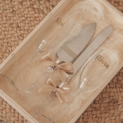 Conjunto de taças personalizadas Rui e Flavia com faca e espátula numa caixa de madeira
