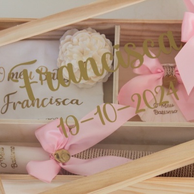 Caixa de lembranças personalizada com o nome Francisco e data 10-10-2021 com itens decorativos em tecido e papel