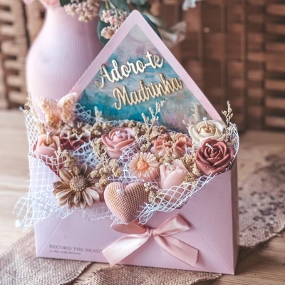 Arranjo floral decorativo em caixa envelope rosa claro com mensagem para madrinha.
