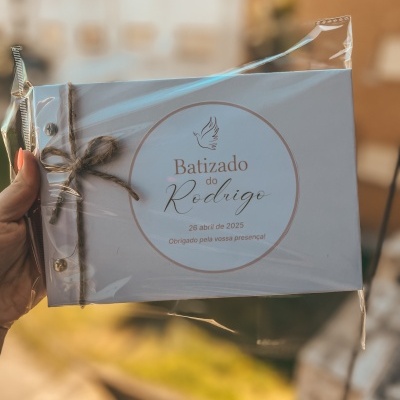 Livro de memórias branco do Batizado do Rodrigo envolto em plástico