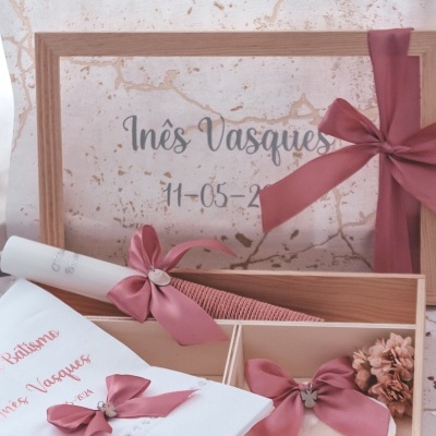 Kit batismo com caixa de madeira, tecido branco bordado e flores secas decorativas