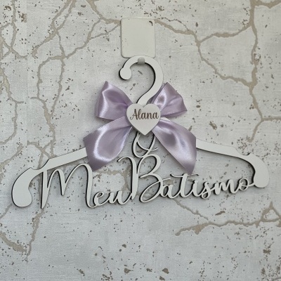 Cabide branco de madeira com texto 