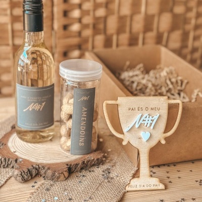 Conjunto para o Dia do Pai com garrafa de vidro, frasco de amendoins e troféu decorativo em madeira