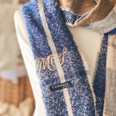 Cachecol de malha riscada azul e castanha com etiqueta Cashmere