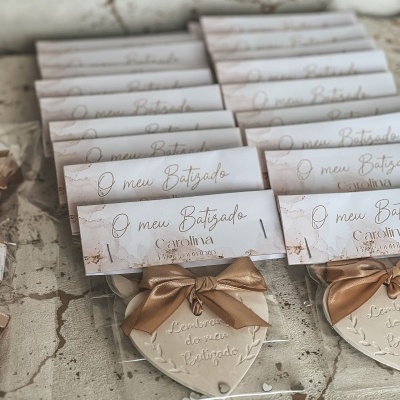Lembranças de batizado com corações decorativos e etiquetas brancas