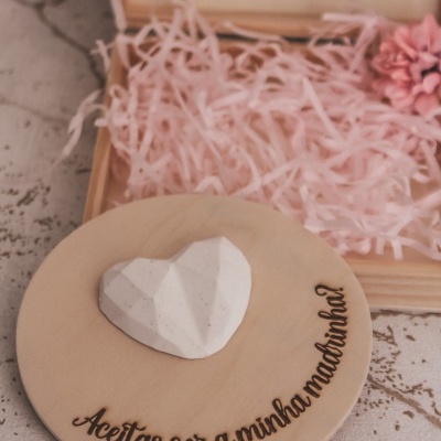 Placa de cerâmica bege com coração branco e escrita 