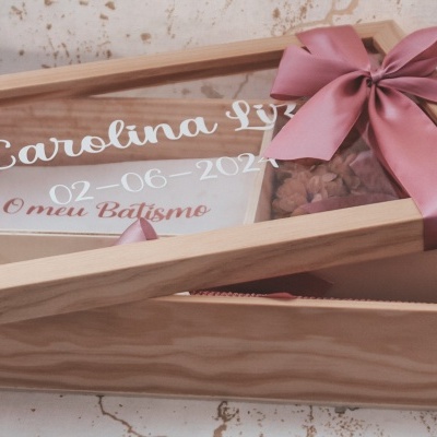 Caixa de madeira com tampa de vidro gravada, fita rosa e bolo decorado no interior
