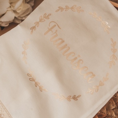 Toalha branca com nome Francisca em relevo dourado e bordado de renda