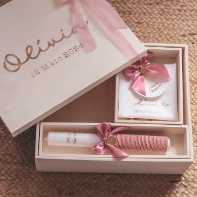 Caixa de madeira clara gravada e decorada com vela branca e concha com fitas rosa