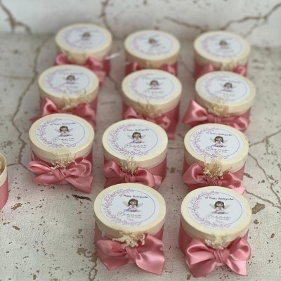 Frascos decorados para batizado com laço rosa e etiqueta com desenho de menina