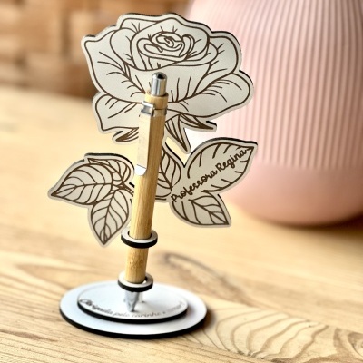 https://www.pimentarosalove.com/product/suporte-caneta-professora