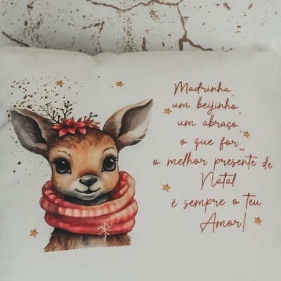 Almofada branca com veado em cachecol e mensagem de Natal em português