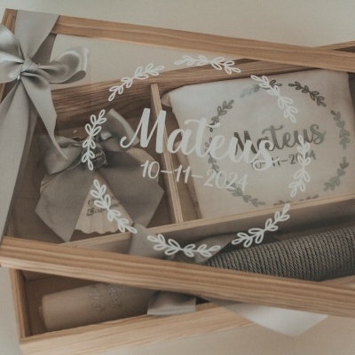 Caixas de madeira com tampa transparente decorada, tecidos neutros e fitas cinza