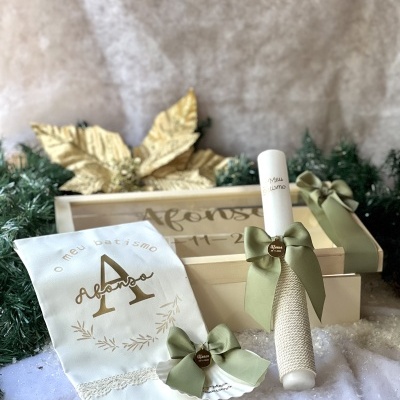 Conjunto de vela, toalha e concha para baptismo com decoração personalizada.
