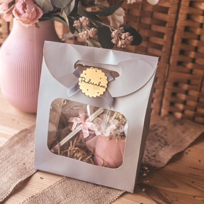 Caixa de presente branca com flores e palitos aromáticos decorada com etiqueta Padrinhos